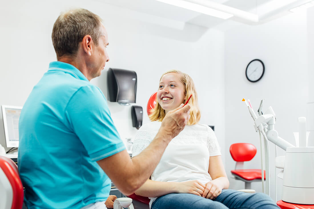 Zahnarzt Leipheim - Manuel Braun - Behandlung in der Praxis